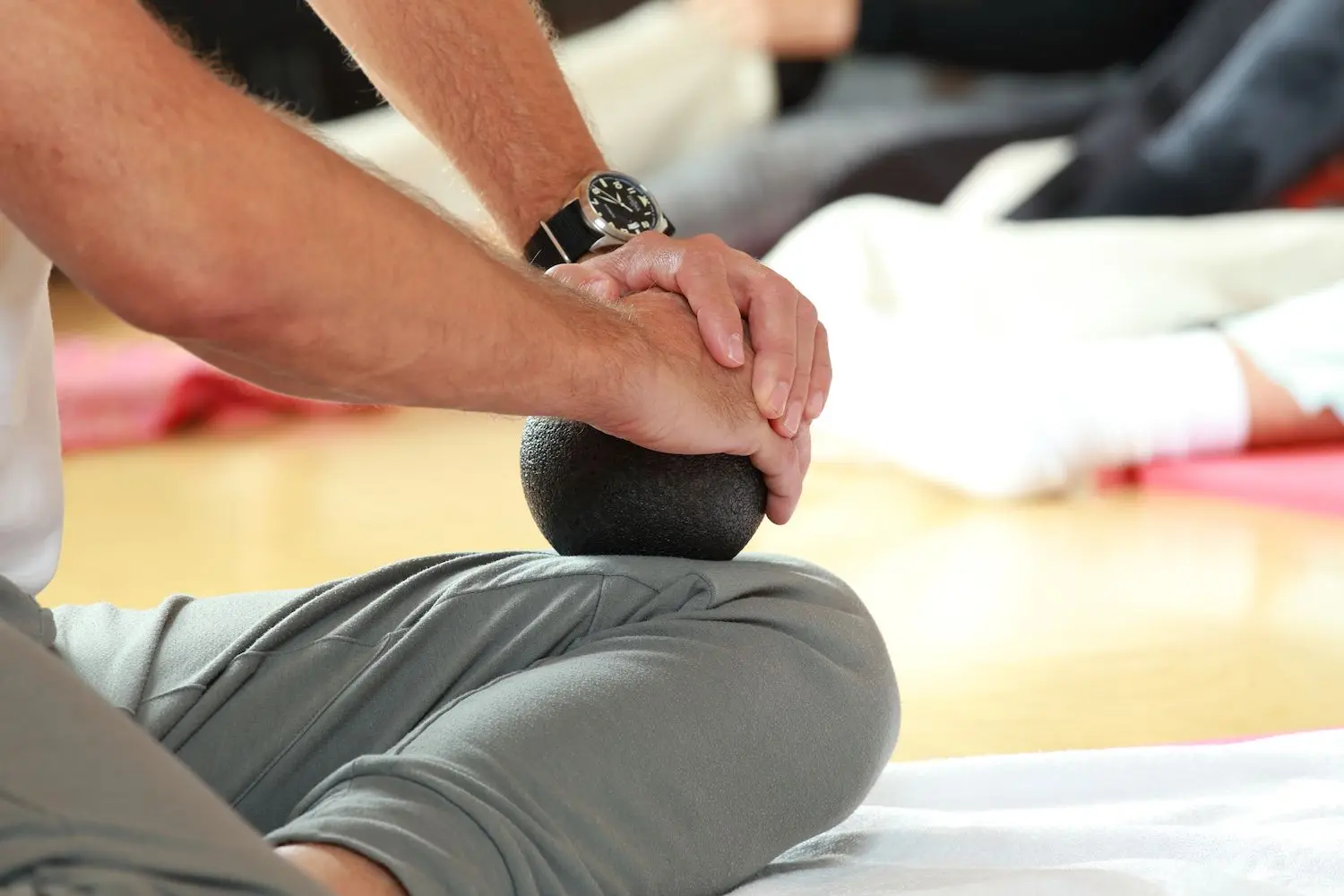 Eine Person, die den Ball mit den Händen schiebt