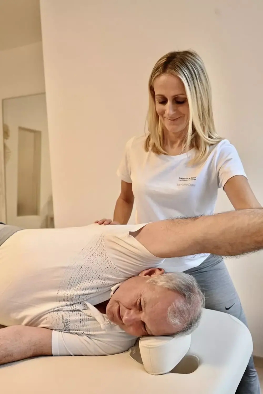 Susanne Radtke bei der Patiententherapie