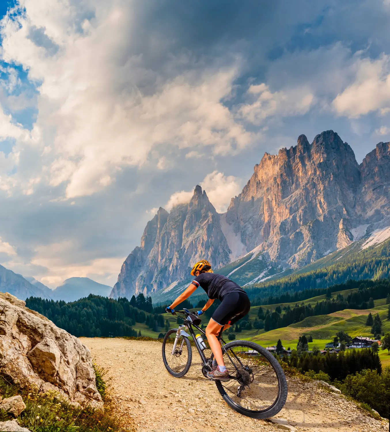 Frau fährt elektrische Mountainbikes in den Dolomiten in Italien.